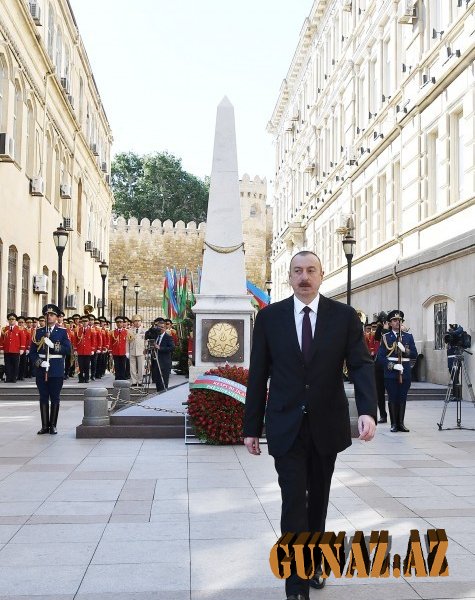 Prezident Cümhuriyyətin abidəsini ziyarət etdi (FOTOLAR)