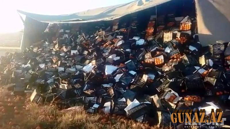 Bakı-Quba yolunda QƏZA: 20 ton xurma yola dağıldı