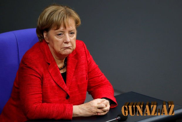 Angela Merkelə ağır itki üz verib