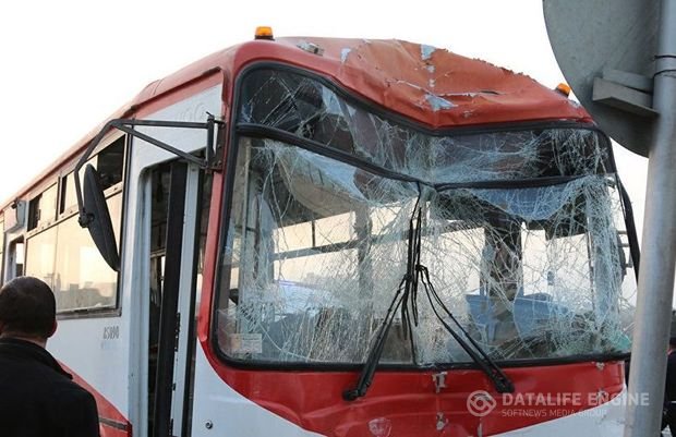 "Nargilə" yaxınlığında avtobus qəzası - İki qadın yaralandı, birinin ayağını kəsdilər