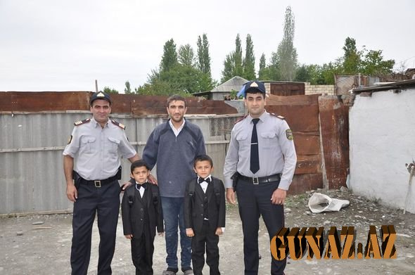 Göyçayda polis aztəminatlı ailələrin uşaqlarını sevindirdi - FOTO