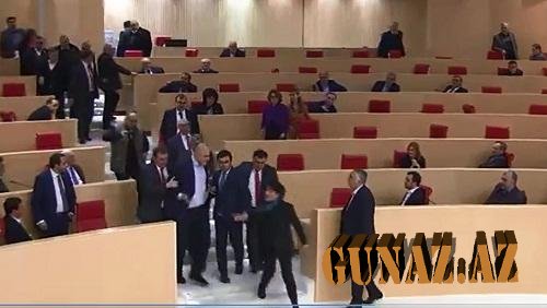 Gürcüstan parlamentində dava: Qadın deputat...
