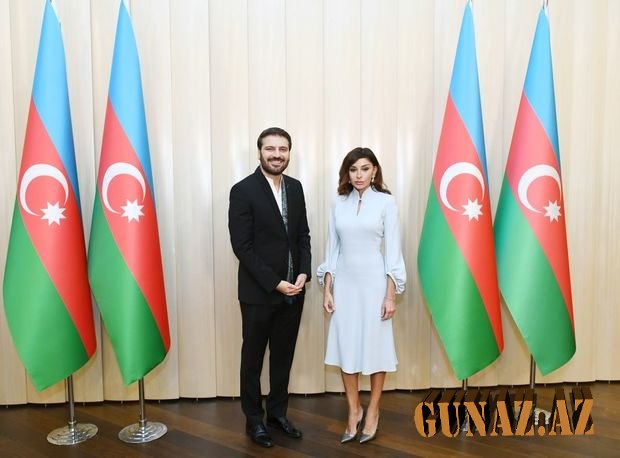 Mehriban Əliyeva Sami Yusufa Azərbaycan Prezidentinin fəxri diplomunu təqdim edib