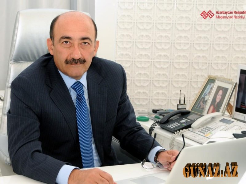 Əbülfəs Qarayev nazirliyin tabeliyindəki təhsil ocaqlarının müəllim kollektivini təbrik edib
