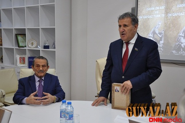 AMEA-da mühüm, tarixi bir kitabın müzakirəsi