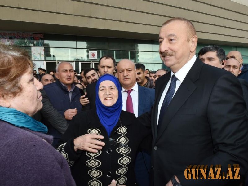 İlham Əliyevin sakinlərlə SƏMİMİ FOTOLARI