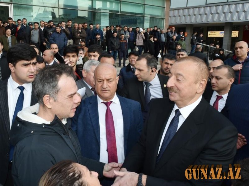 İlham Əliyevin sakinlərlə SƏMİMİ FOTOLARI