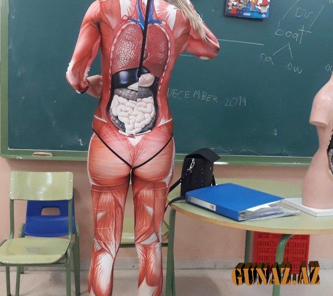 Anatomiya müəllimi "soyunub", dərsi öz üzərində başa saldı - FOTO