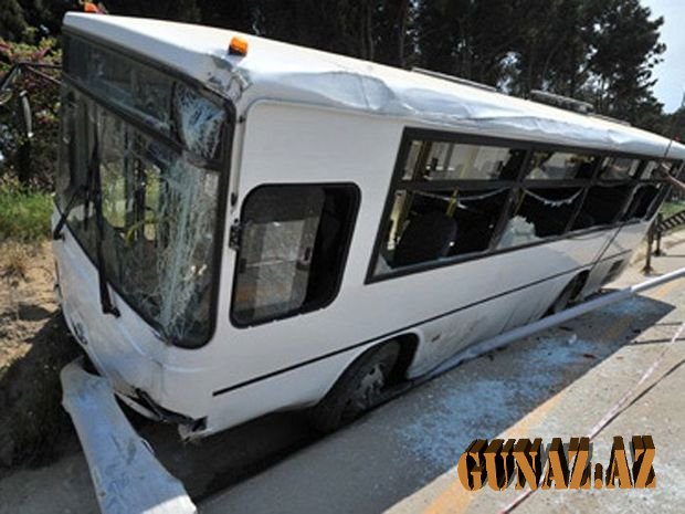 Sərnişin avtobusu qəzaya düşüb