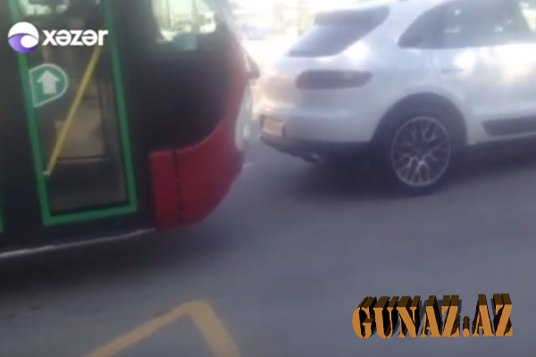 Sərnişin avtobusunun qarşısını kəsdi, sürücünü təhqir etdi - Bakıda - VİDEO