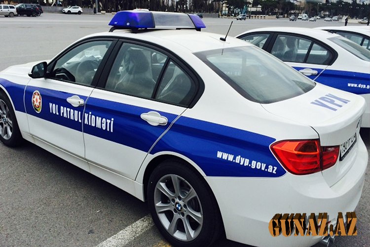 Polis BMW-ni saxladı, maşından soyuq silahlar çıxdı