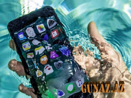 Suya düşən smartfon gənc qızın ölümünə səbəb oldu
