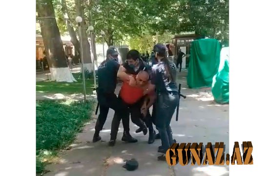 Ermənistanda polis vətəndaşı elə bir hala saldı ki...- Fotofakt