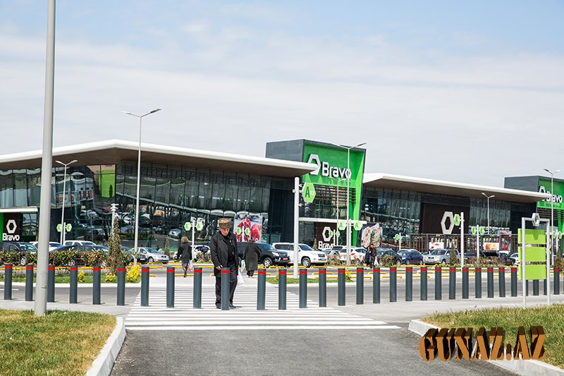 Artıq müştərilər böyük marketlərə növbə ilə buraxılır - FOTO
