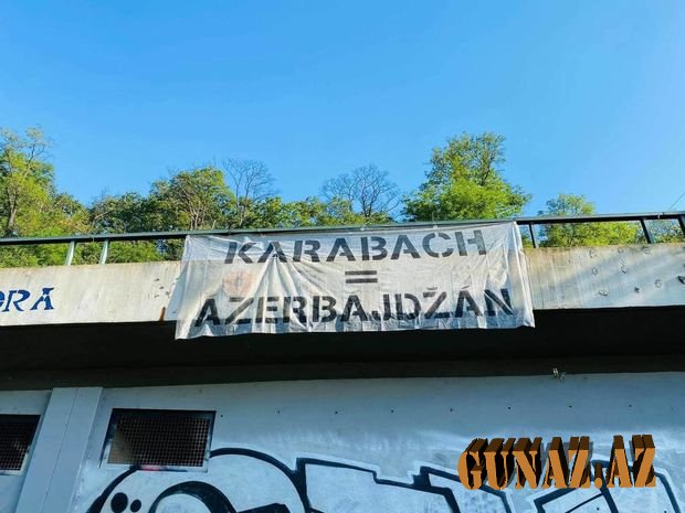 Praqanın mərkəzində poster: Qarabağ Azərbaycandır!