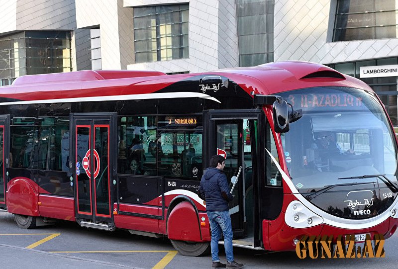 Sərnişin maskaya görə avtobus sürücüsünü vurdu - Video