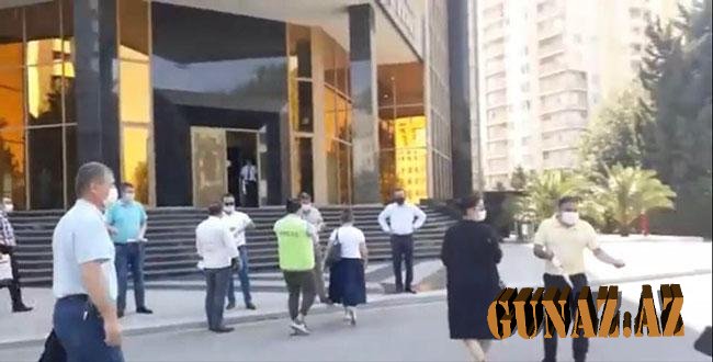 Pulunu ala bilməyənlər Mərkəzi Bankın qarşısına toplaşdı
