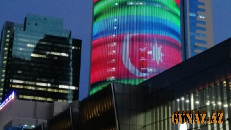 Nur-Sultan şəhərinin mərkəzi Azərbaycan bayrağının rənglərinə büründü