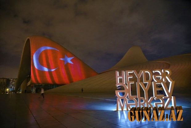 Heydər Əliyev Mərkəzi və Bakı Olimpiya Stadionu Türkiyə bayrağına büründü - FOTO