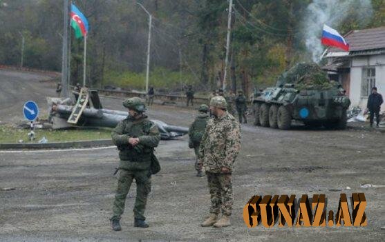 Azərbaycan və rus əsgərlərinin Xankəndi önündəki fotosu...