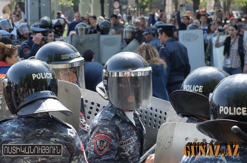 Ermənistanda polis müavini işdən QOVULDU