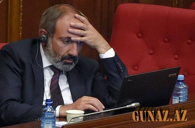 Ermənilər paradı izləyib, Nikolu söydülər: Kişi ol!