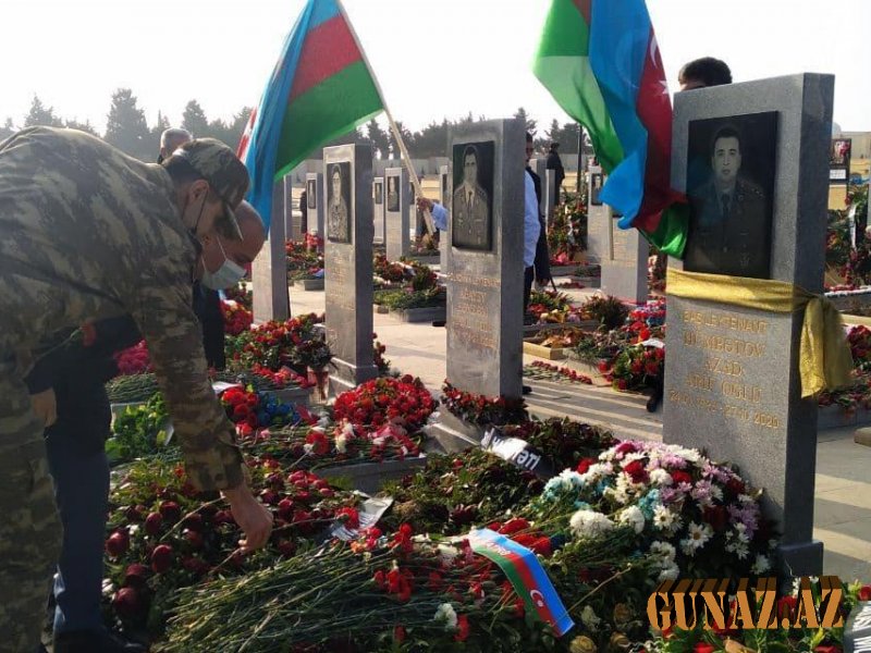 Gənclər yeni ilin ilk günündə şəhidlərimizi ziyarət etdilər