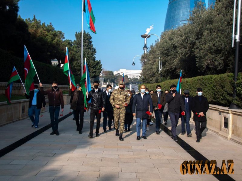 Gənclər yeni ilin ilk günündə şəhidlərimizi ziyarət etdilər