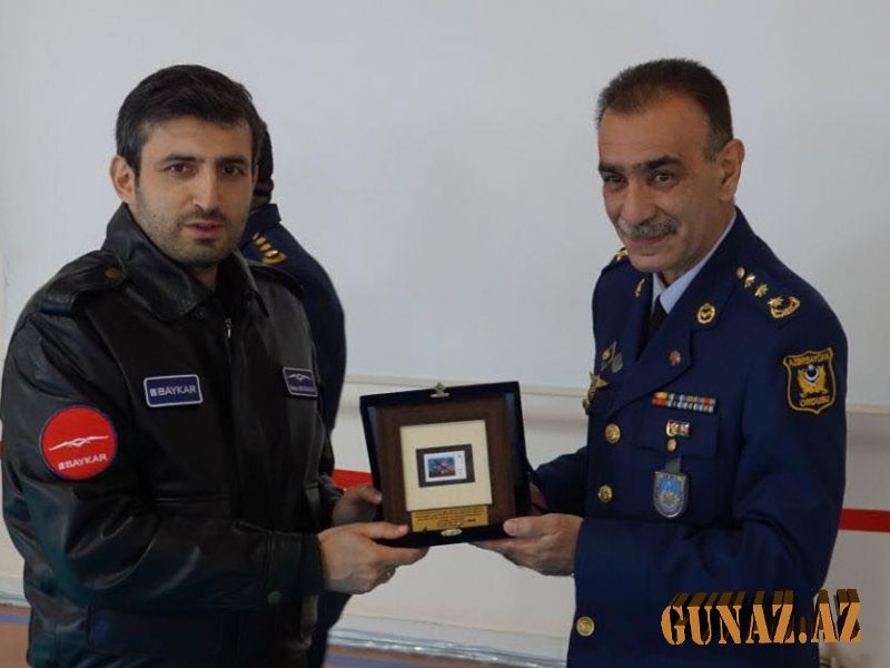 Bayraktar Azərbaycan əsgərlərinə sertifikat verdi