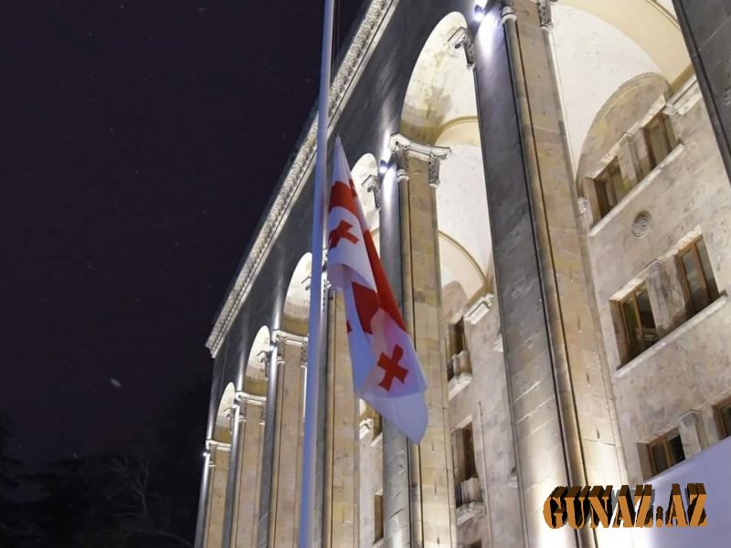 Gürcüstanda dövlət bayraqları endirildi