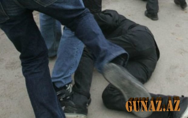 Bakının məkəzində oğlan və qızı döydü