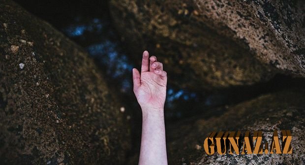 Bakıda iki qızı vəhşicəsinə döyüb yola atdılar