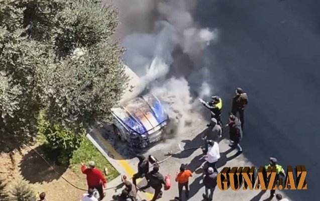 SON DƏQİQƏ! - Bakıda Hökumət evinin yaxınlığında bahalı maşın yandı - VİDEO