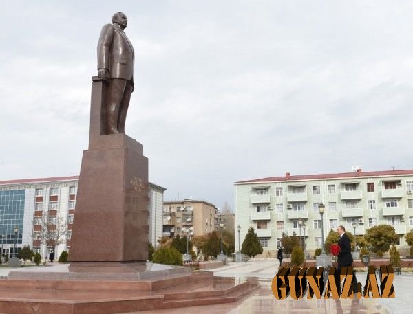 Prezident Naxçıvanda Heydər Əliyevin abidəsini ziyarət etdi