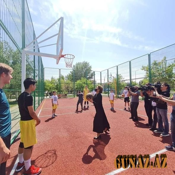 Nazarbayevin qızı basketbol bacarığını nümayiş etdirib