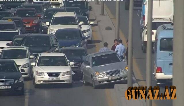 Bakıda yol qəzası tıxac yaratdı