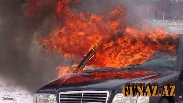 “Mercedes” dirəyə çırpılıb yandı