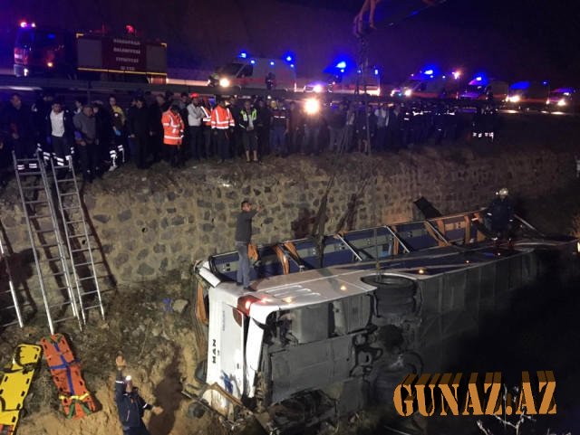 Çində qəza: avtobus aşdı, 13 nəfər öldü