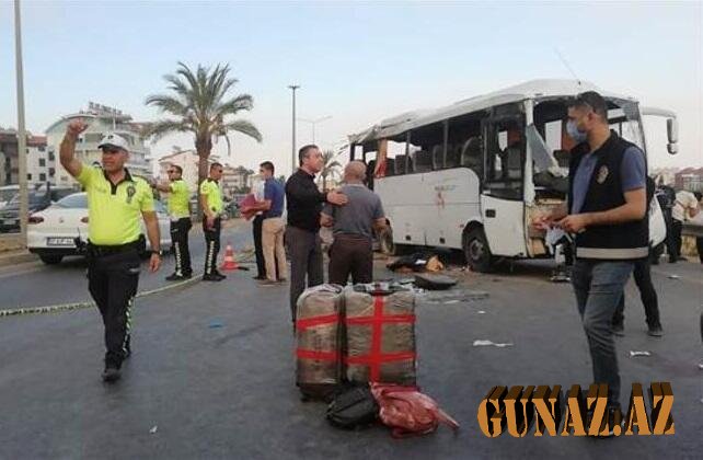 Rus turistlər Antalyada qəzaya uğradı: 3 ölü, 7 yaralı