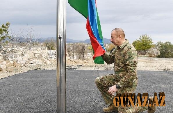 İlham Əliyev Kəlbəcərdə dövlət bayrağını ucaltdı