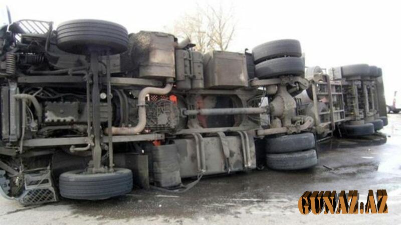 Bakıda yük avtomobili aşdı- Yol bağlandı