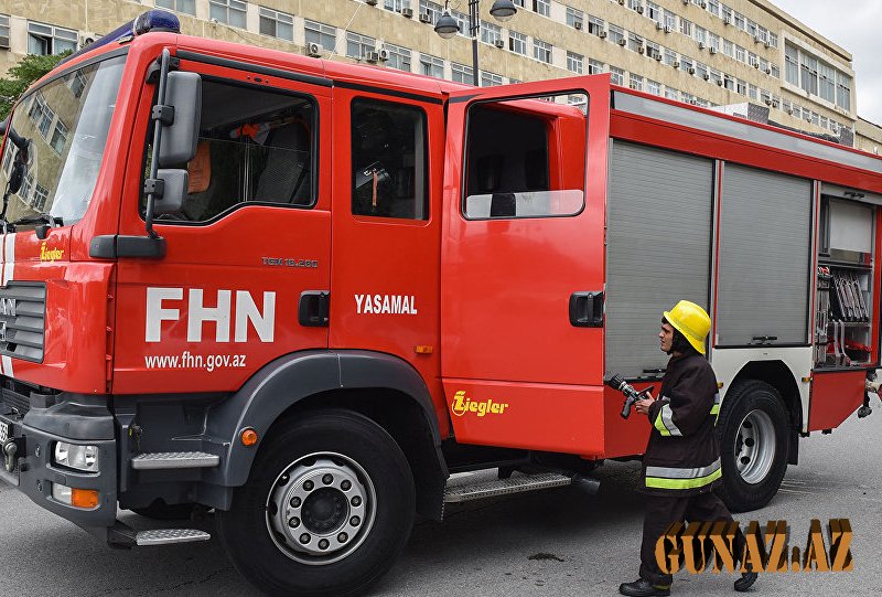 Bakıda anbar yanıb