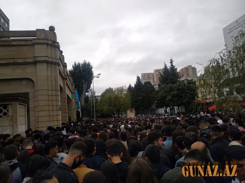 BDU-nun qarşısında izdiham- NƏ BAŞ VERİR?