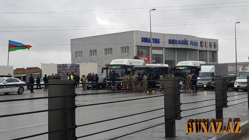 Bakıda qazilər yolu niyə bağladı?