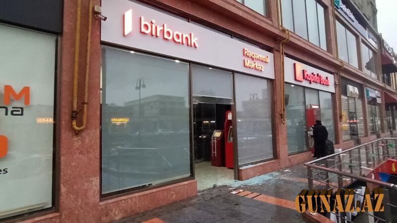 Güclü külək bankın qapısını sındırdı