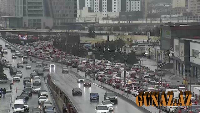 Bakıda bu yollarda güclü tıxac var