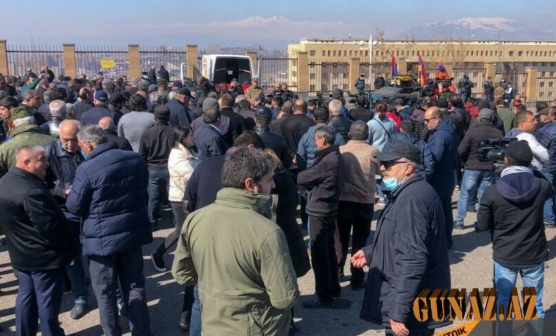 Bolqarıstanda nümayişçilər parlament binasına girmək istədilər
