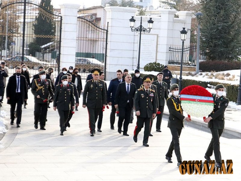 Zakir Həsənov Ankarada Əliyevin abidəsini ziyarət etdi