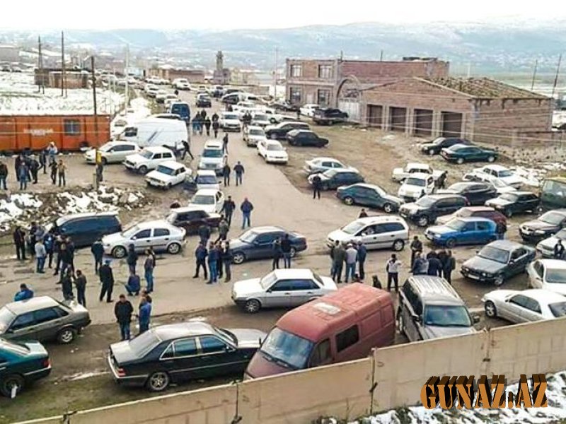 Ermənilər azərbaycanlı deputatlara görə yolları bağladı
