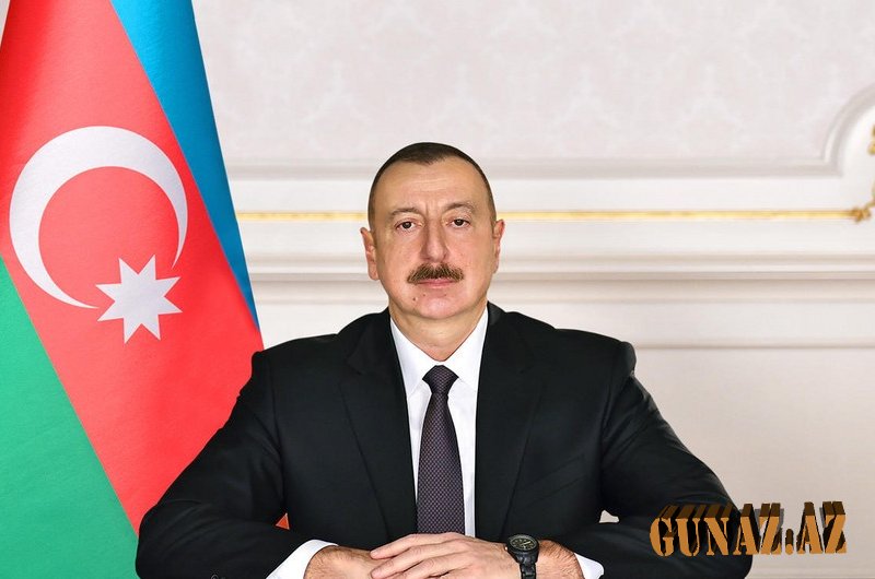 İlham Əliyev Moskvada naməlum əsgərin məzarını ziyarət edib